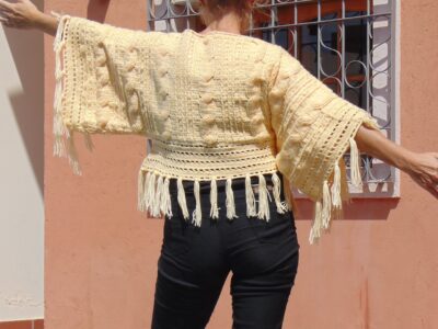 sweater tejido a crochet mangas anchas y flecos