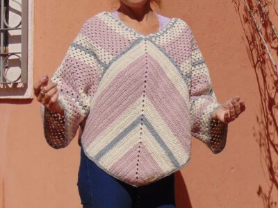 Poncho con mangas tejido a crochet