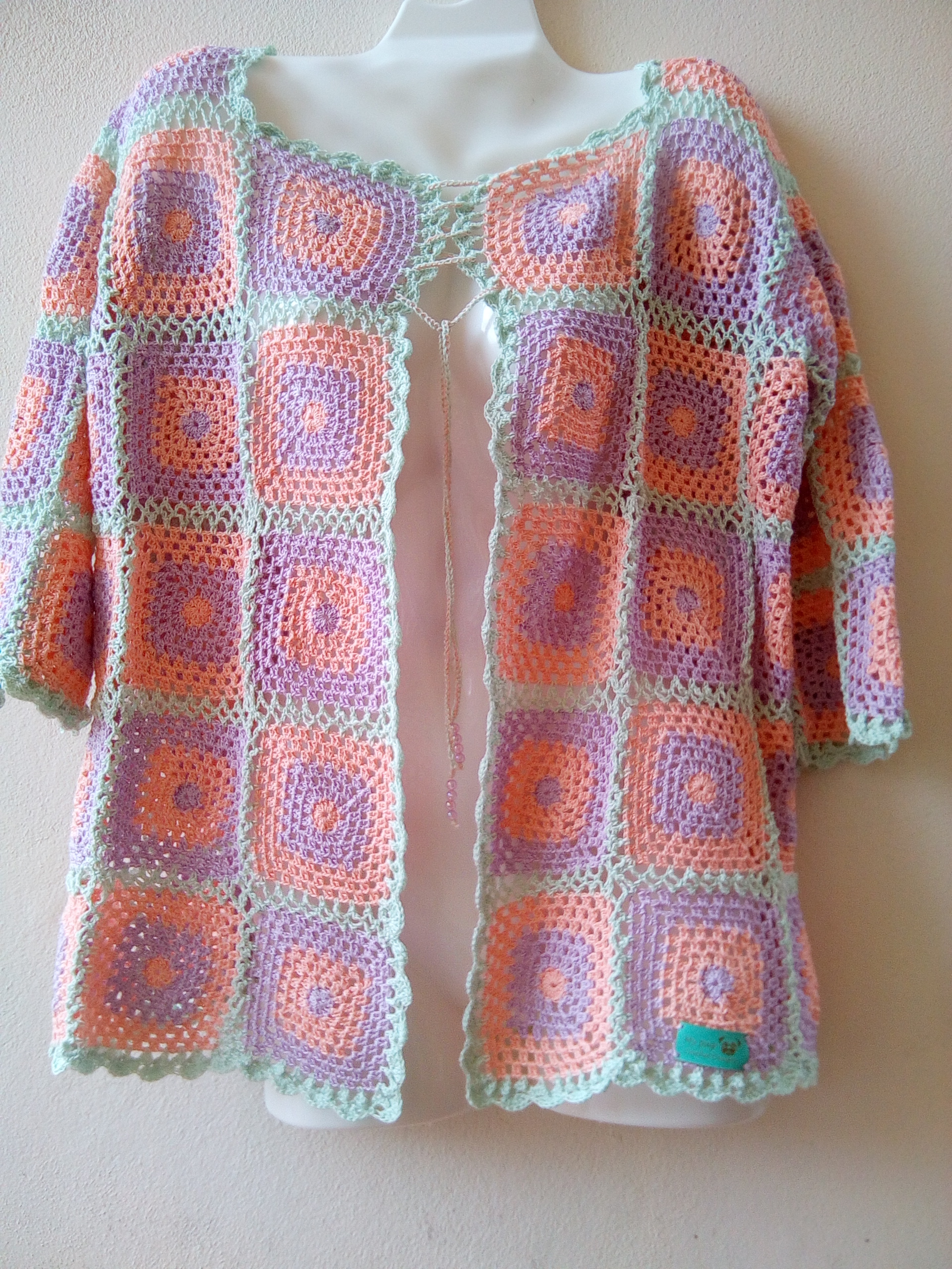 saco tejido a crochet con grannys